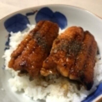 買ったうなぎの蒲焼を美味しく食べたかったので、参考にさせて頂きました(^^)
タレを洗い流す発想はなかったのでビックリでしたが、美味しく温められました。